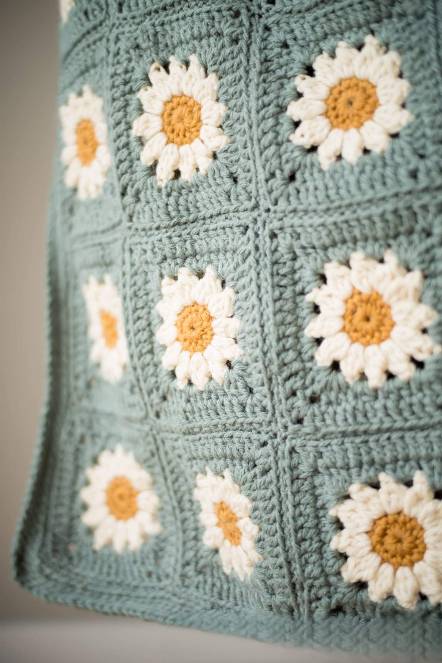 Granny Squares Daisy Blanket Crochet Pattern